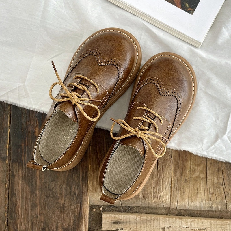 Deborah – Retro chunky hak schoenen van vegan leer met opengewerkt design