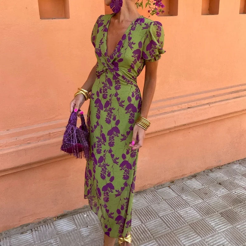 Betty – Długa, elegancka, dopasowana sukienka z dekoltem w serek, kontrastowym kolorem i krótkimi rękawami