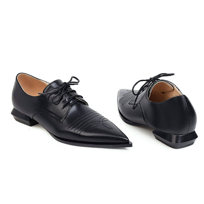 Clara – Modische Damenhalbschuhe aus veganem Leder mit Spitze und Schnürung