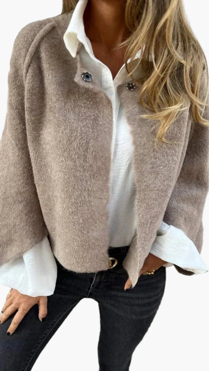 Dam kappa Celeste – Elegant kort jackstil för business & vardag