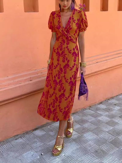 Betty – Długa, elegancka, dopasowana sukienka z dekoltem w serek, kontrastowym kolorem i krótkimi rękawami