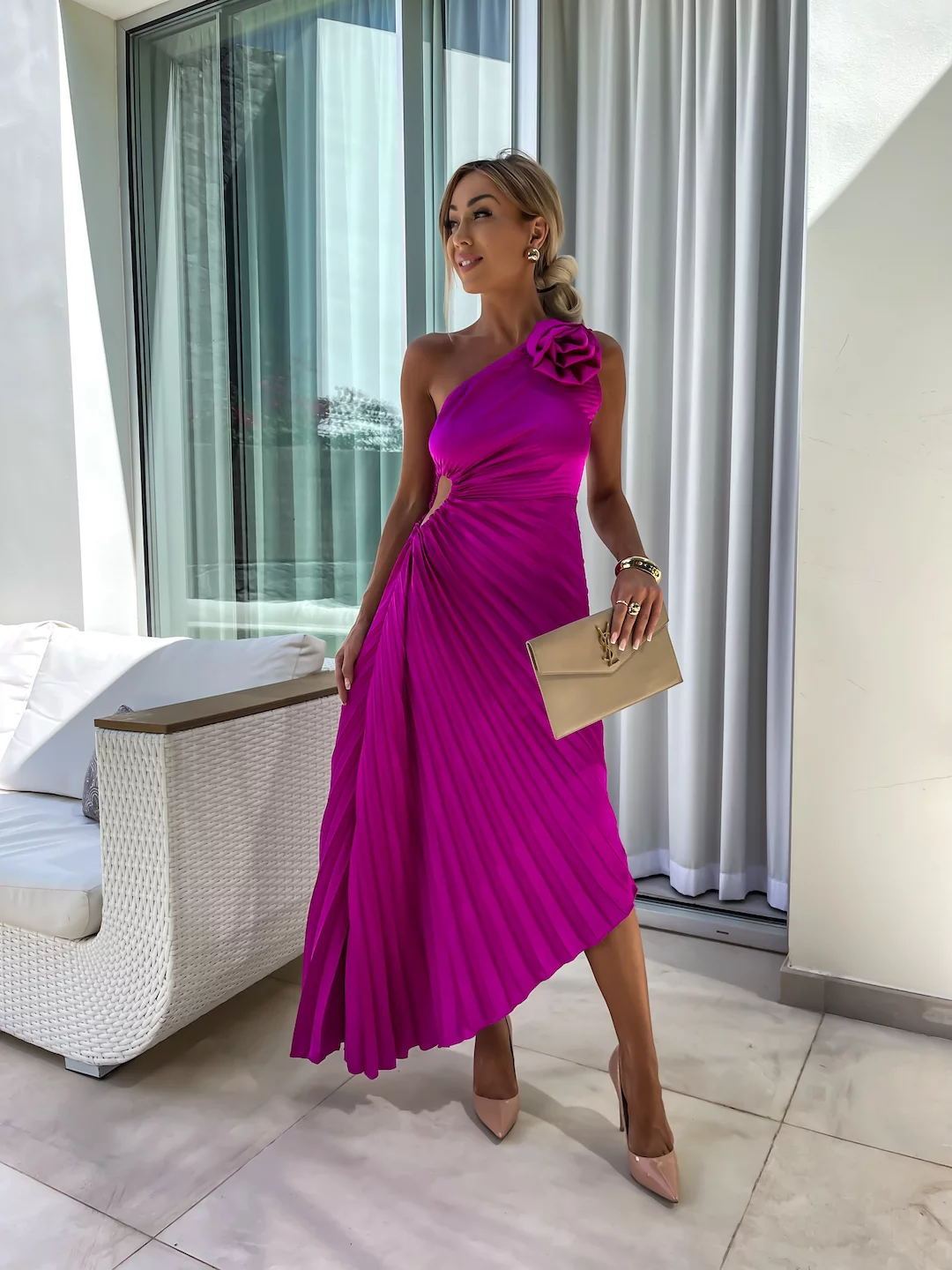 Damelgant one-shoulder plisserad midiklänning med blomapplikation – perfekt för fester & speciella tillfällen