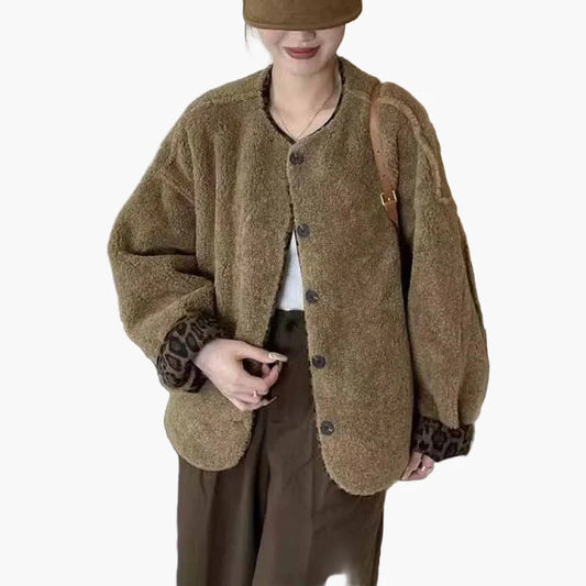 Cardigan oversize da donna in look casual per autunno e inverno