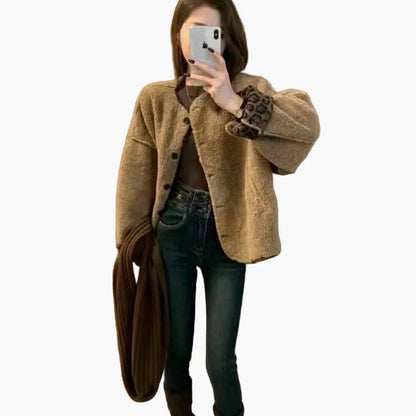 Cardigan oversize da donna in look casual per autunno e inverno