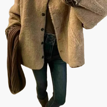 Cardigan oversize da donna in look casual per autunno e inverno