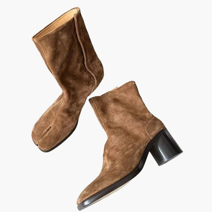 Damskor designer stövletter med blockklack och tabi-tå stil – Trendiga högklackade boots för vardag och speciella tillfällen