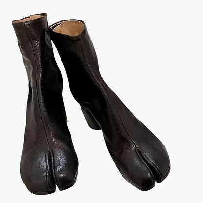 Damskor designer stövletter med blockklack och tabi-tå stil – Trendiga högklackade boots för vardag och speciella tillfällen