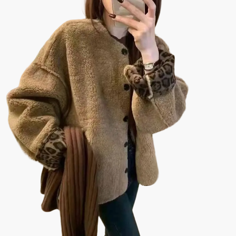 Cardigan oversize da donna in look casual per autunno e inverno