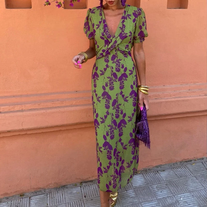 Betty – Długa, elegancka, dopasowana sukienka z dekoltem w serek, kontrastowym kolorem i krótkimi rękawami