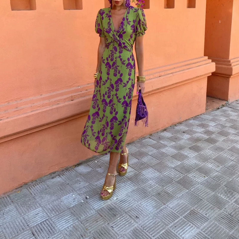 Betty – Długa, elegancka, dopasowana sukienka z dekoltem w serek, kontrastowym kolorem i krótkimi rękawami