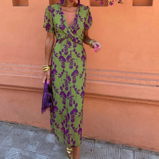 Betty – Lång elegant slim klänning med V-ringning, färgkontrast och korta ärmar