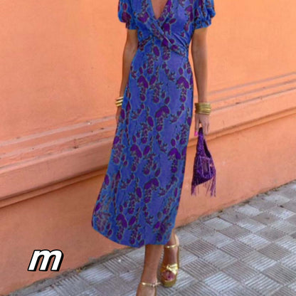 Betty – Długa, elegancka, dopasowana sukienka z dekoltem w serek, kontrastowym kolorem i krótkimi rękawami