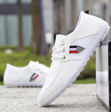 Herren Freizeit-Sneaker aus Strick – Weiße Schnürschuhe mit Tricolor-Streifen
