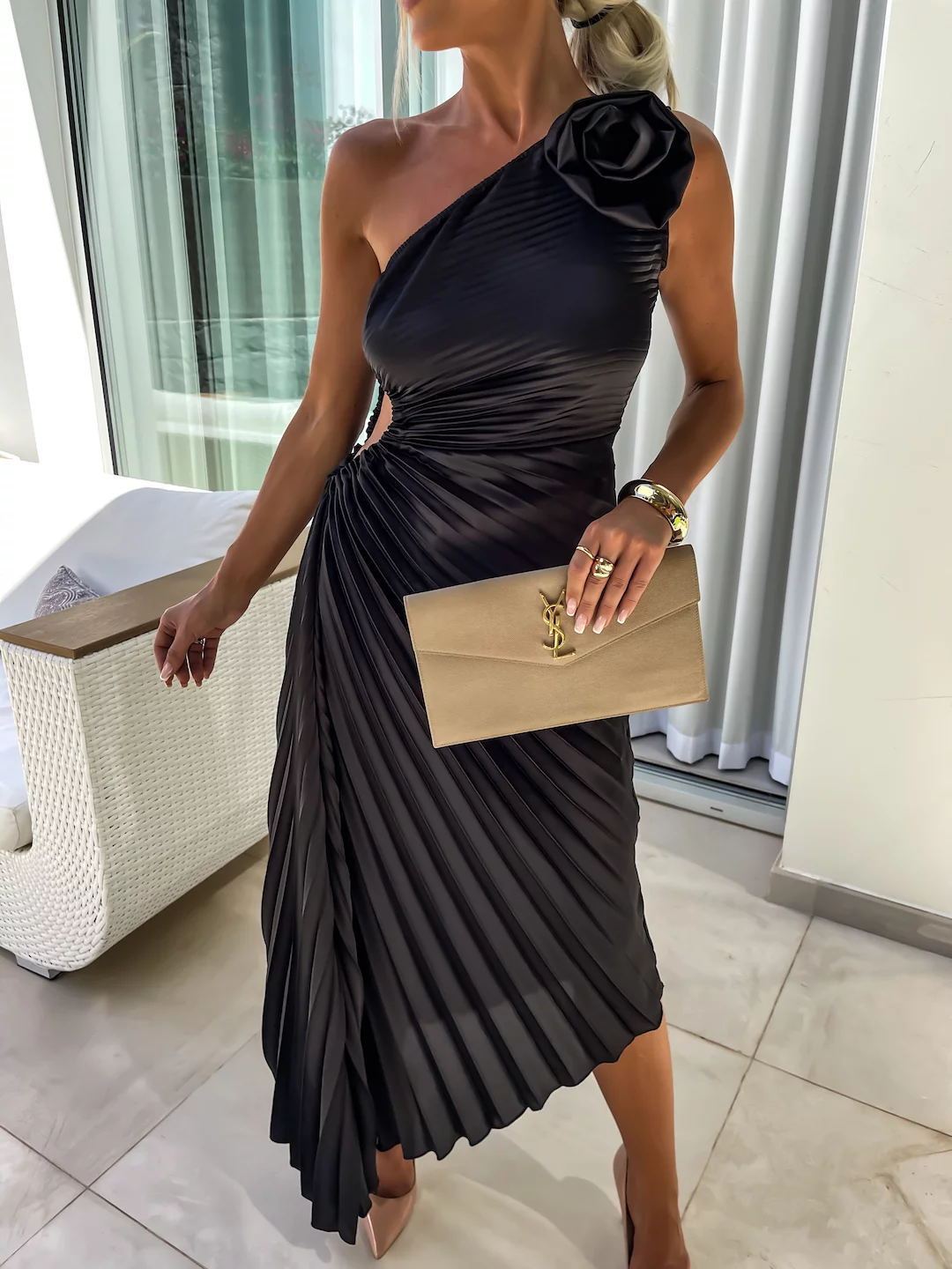 Damelgant one-shoulder plisserad midiklänning med blomapplikation – perfekt för fester & speciella tillfällen