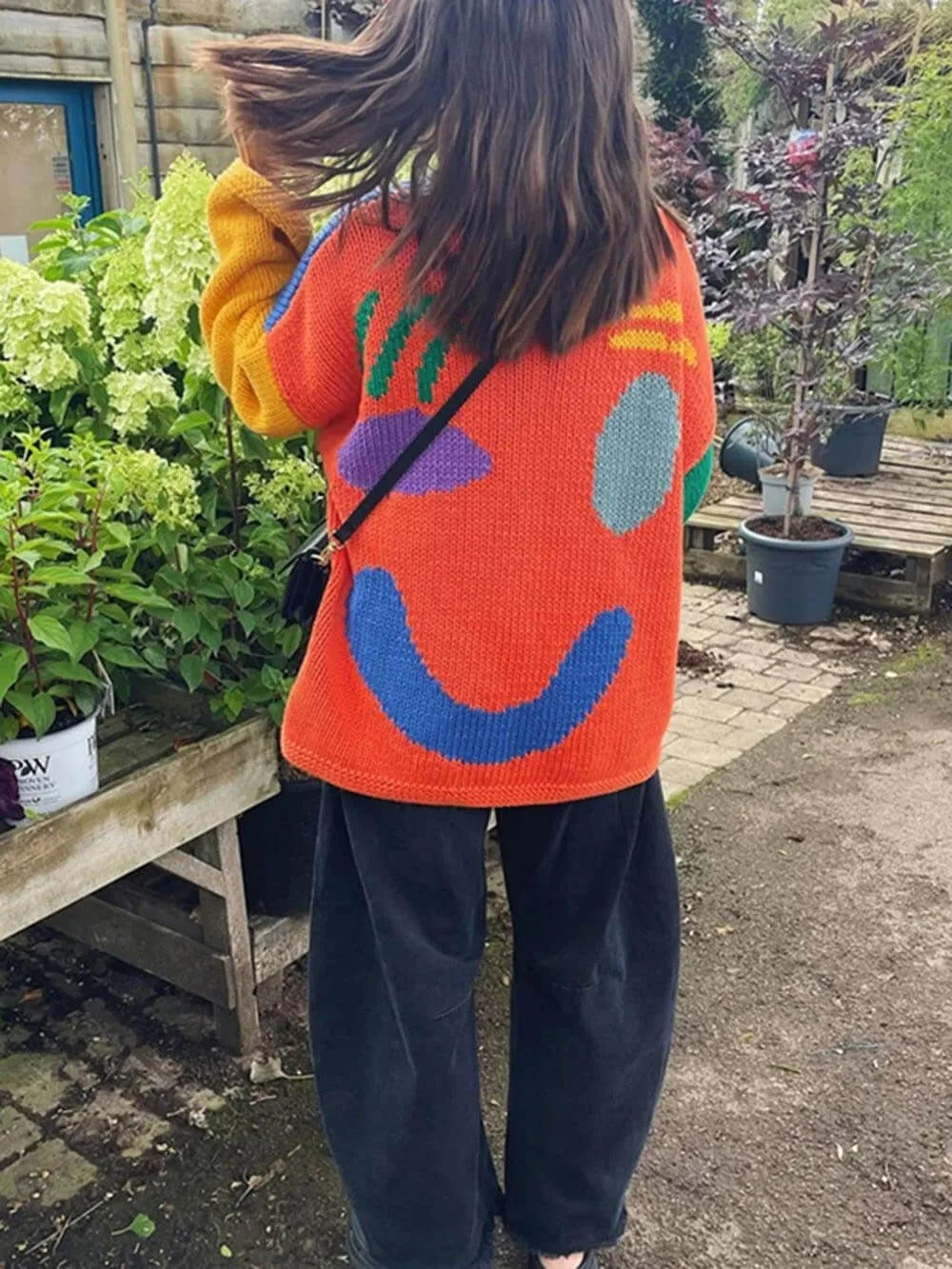 Damen Strickpullover im Künstlerstil – Gemütlicher Freizeit Jumper mit abstraktem Gesichtsmuster